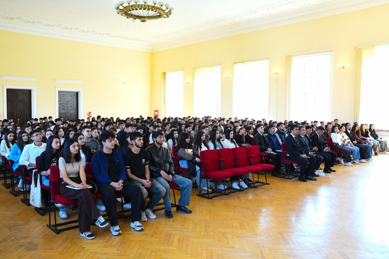 ADAU-nun rektoru I kurs tələbələrinin fikir və təkliflərini dinləyib - FOTOLAR